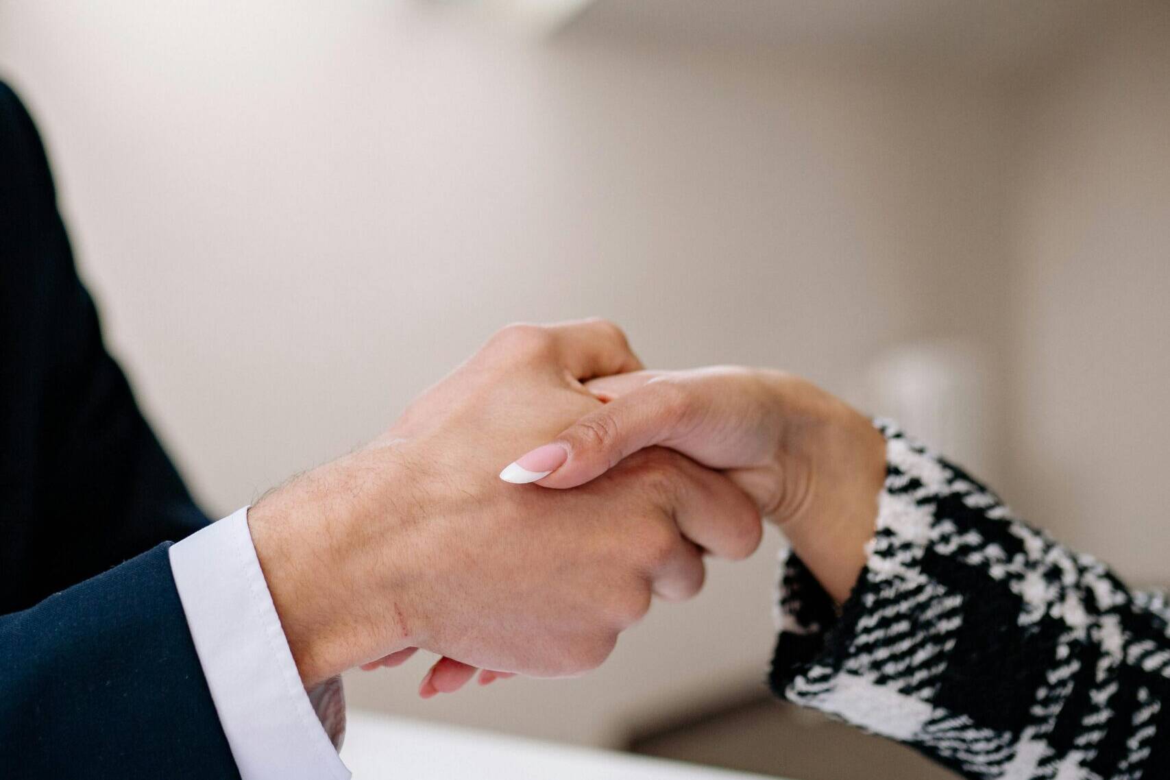 manos endeudadas en acuerdo comercial o de negocios.